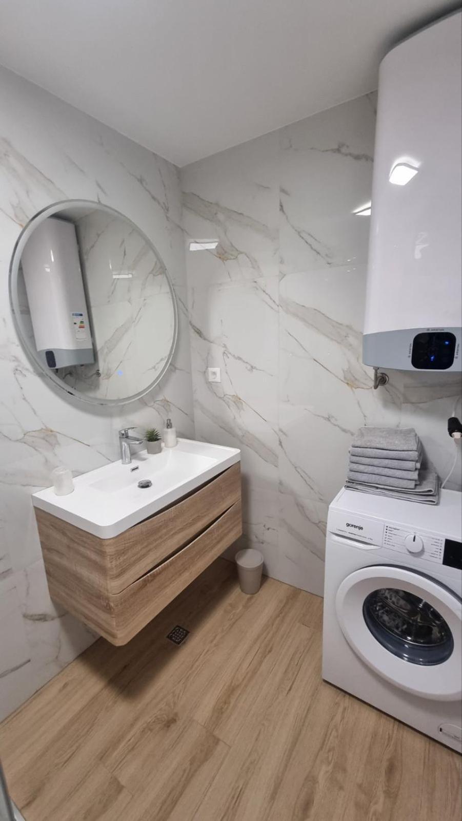 1 Bedroom In With Free Parking And Secured Parking On Apartment
