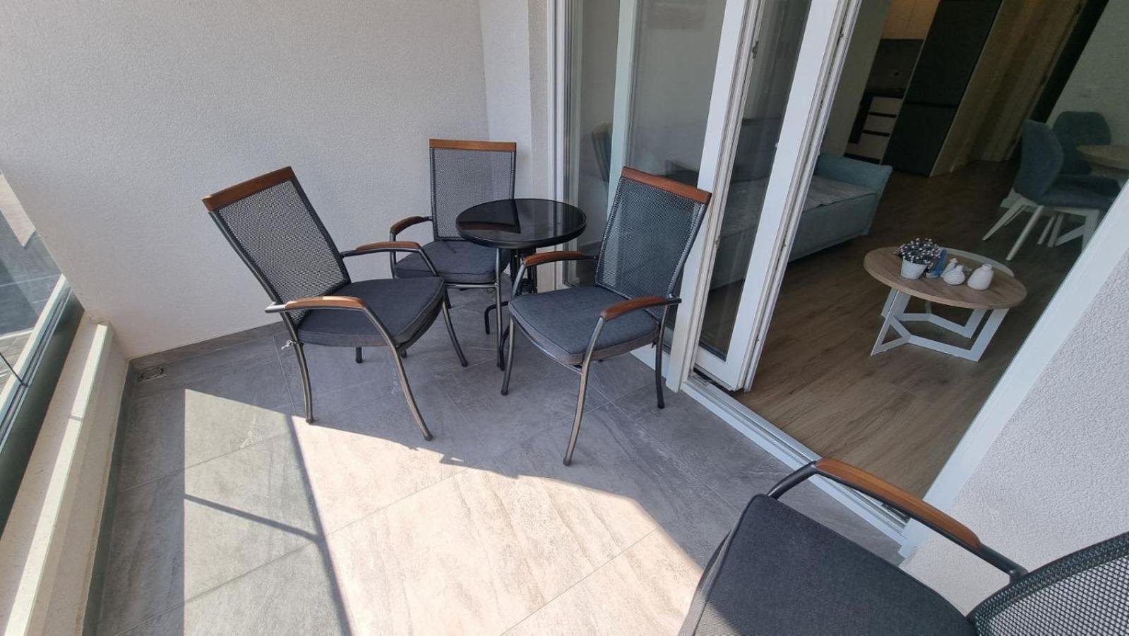 1 Bedroom In With Free Parking And Secured Parking On Apartment