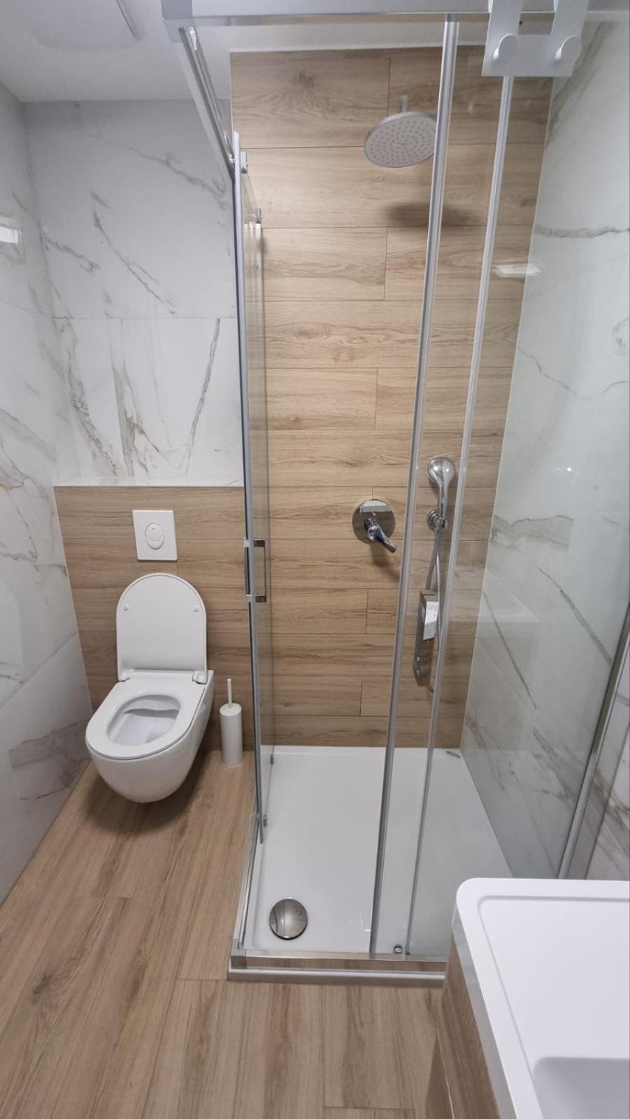 1 Bedroom In With Free Parking And Secured Parking On Apartment