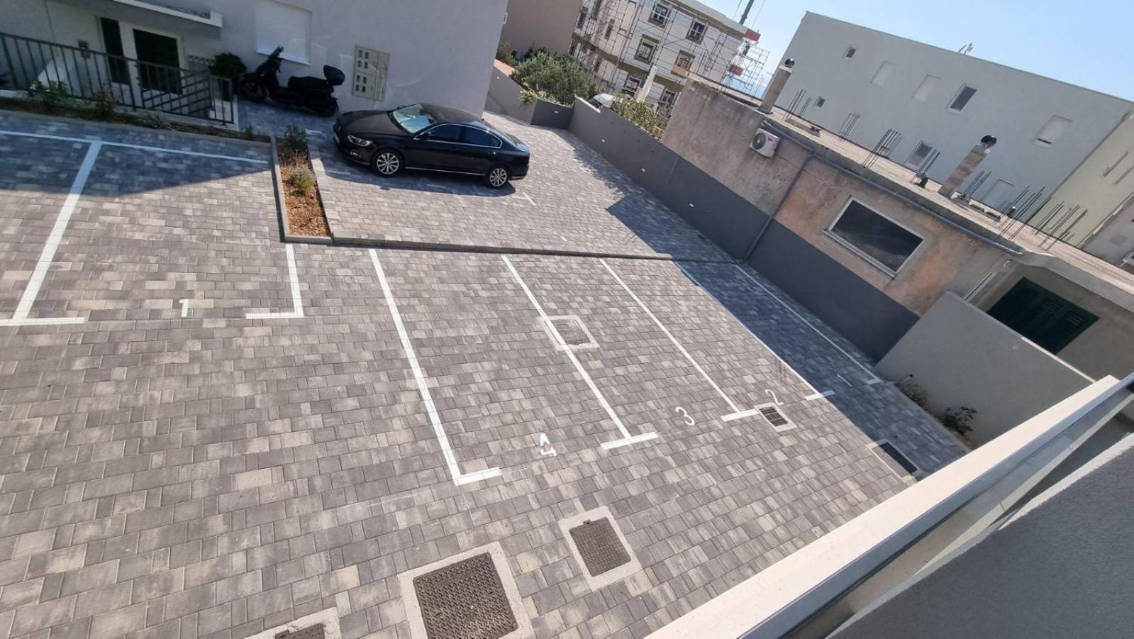 1 Bedroom In With Free Parking And Secured Parking On