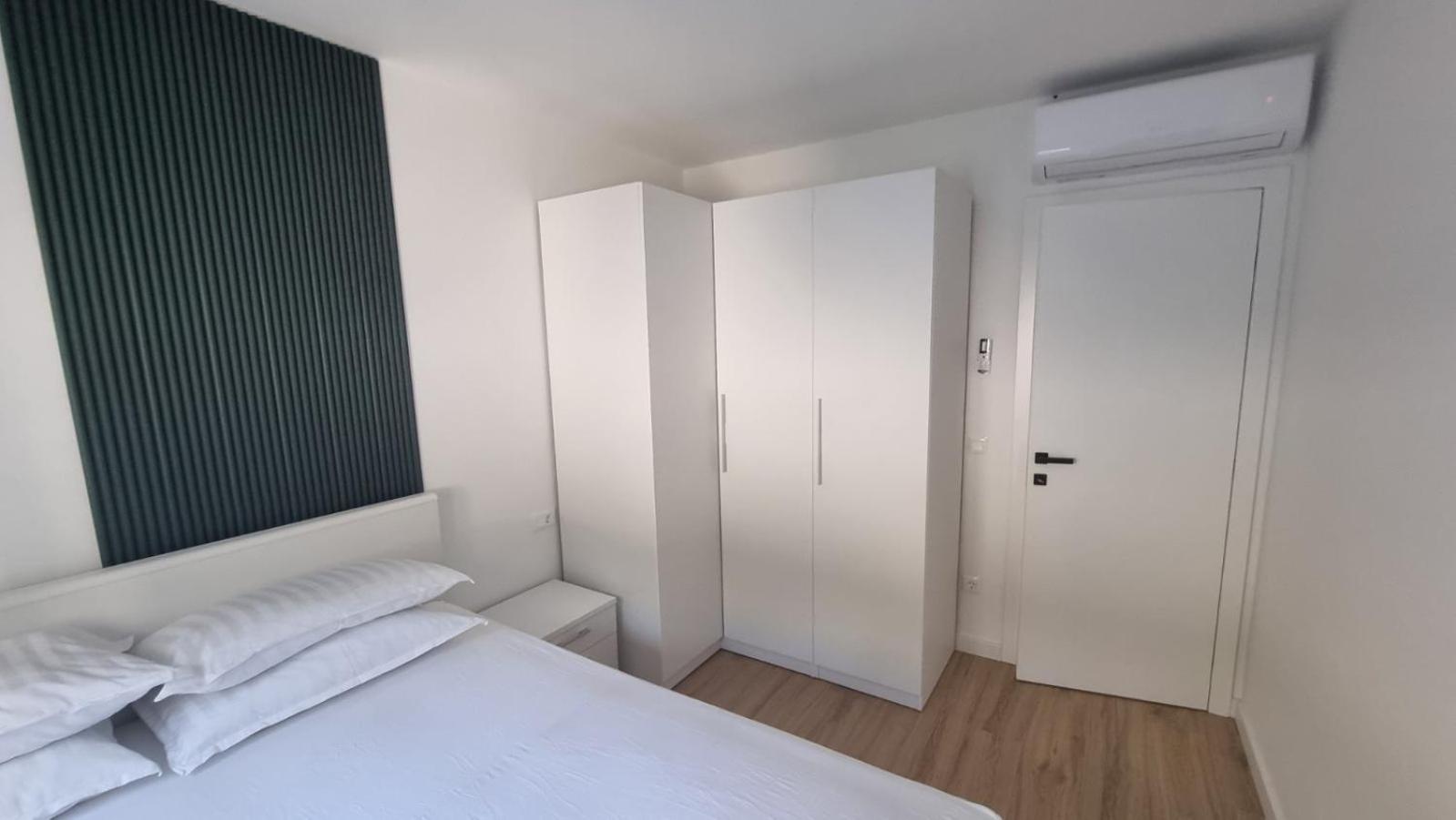 1 Bedroom In With Free Parking And Secured Parking On Apartment