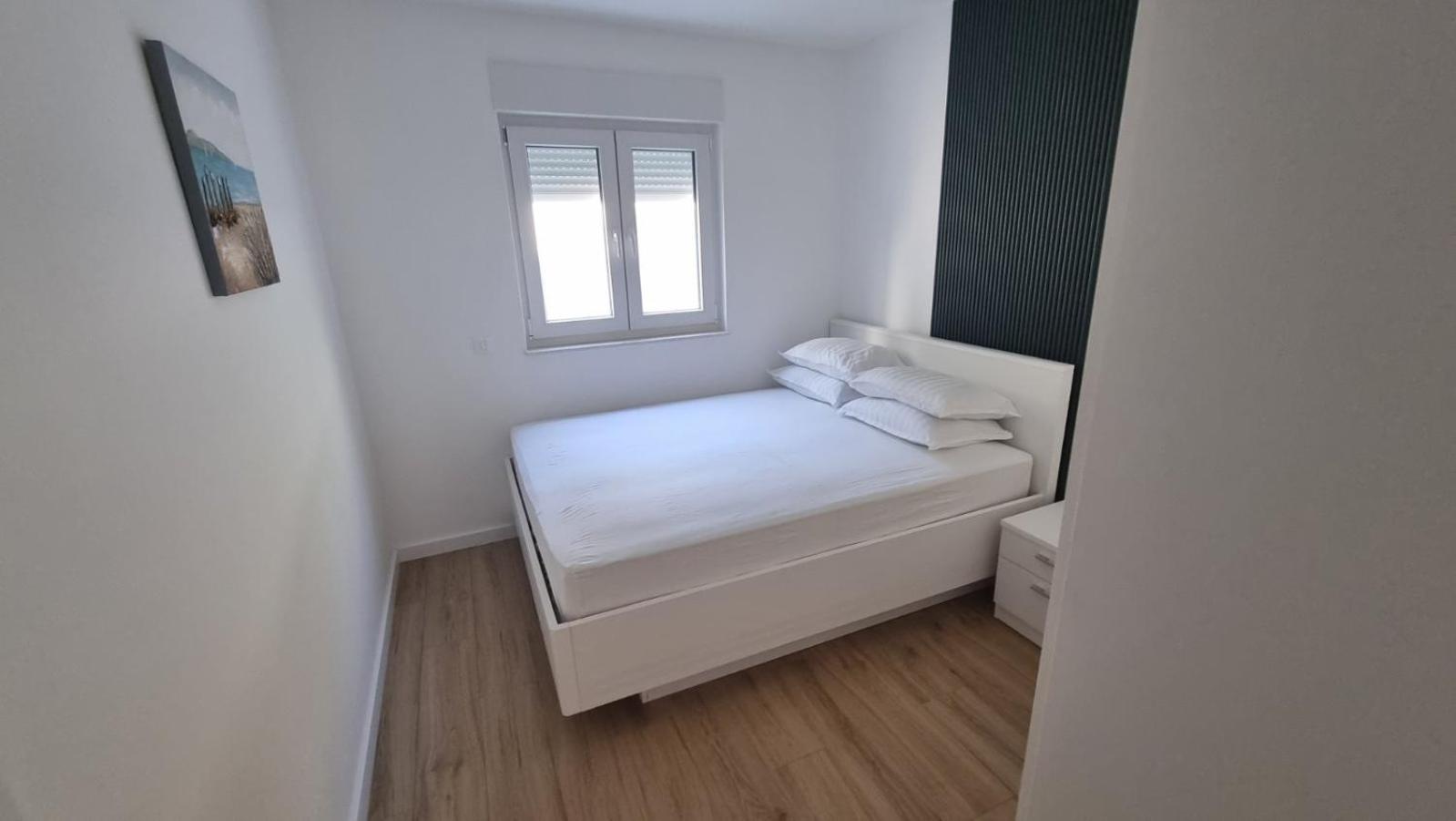1 Bedroom In With Free Parking And Secured Parking On *