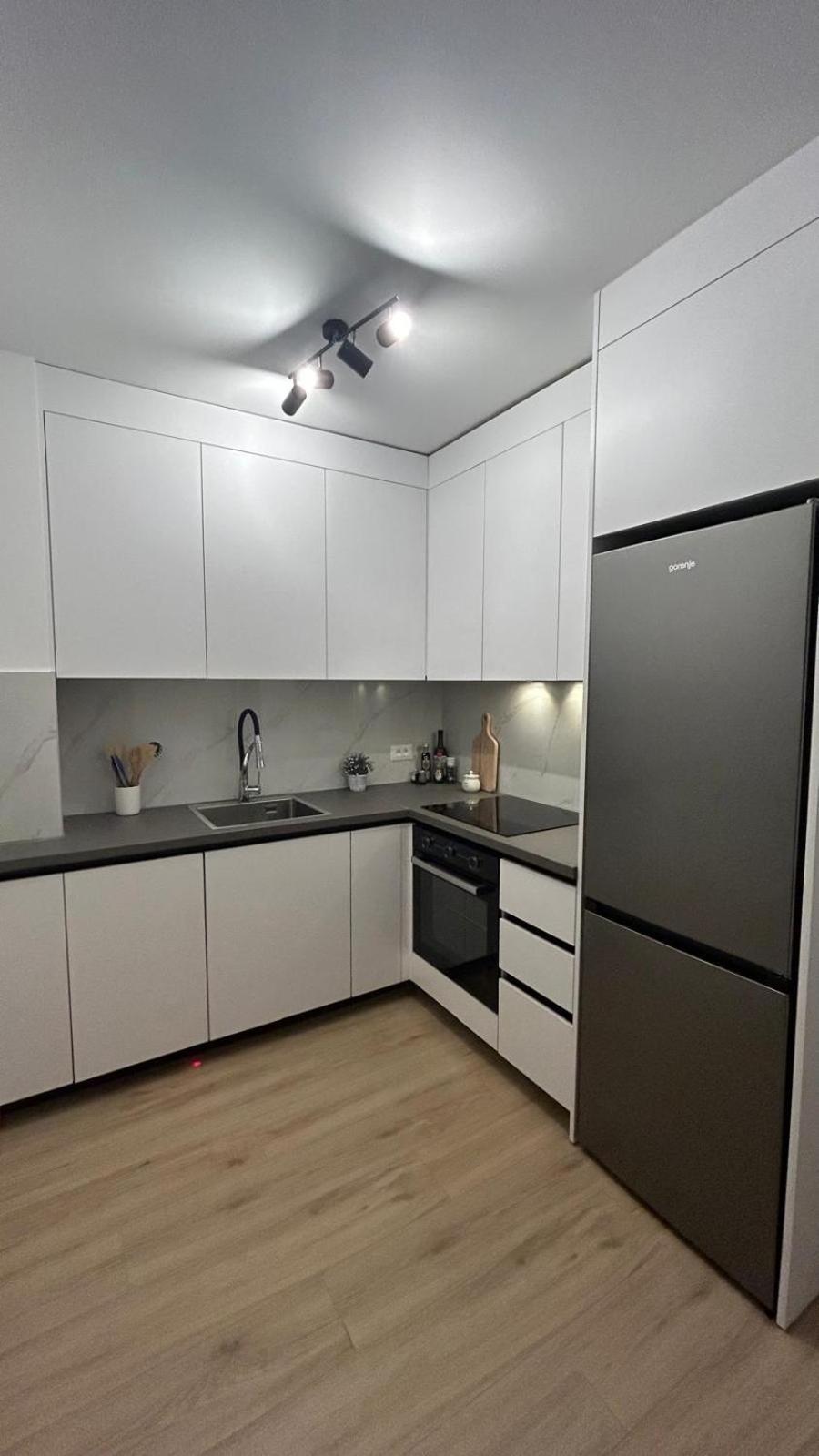 1 Bedroom In With Free Parking And Secured Parking On Apartment