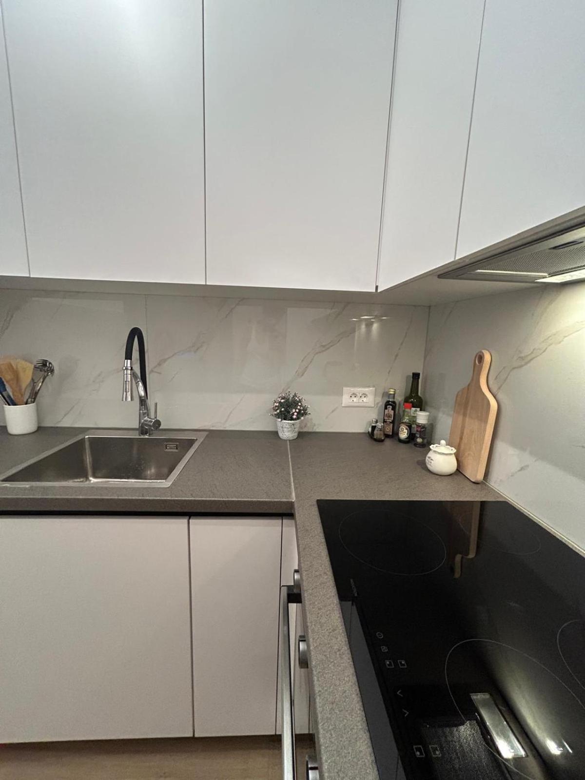 1 Bedroom In With Free Parking And Secured Parking On Apartment *